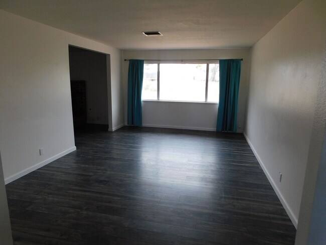 Building Photo - Open floor plan with huge yard