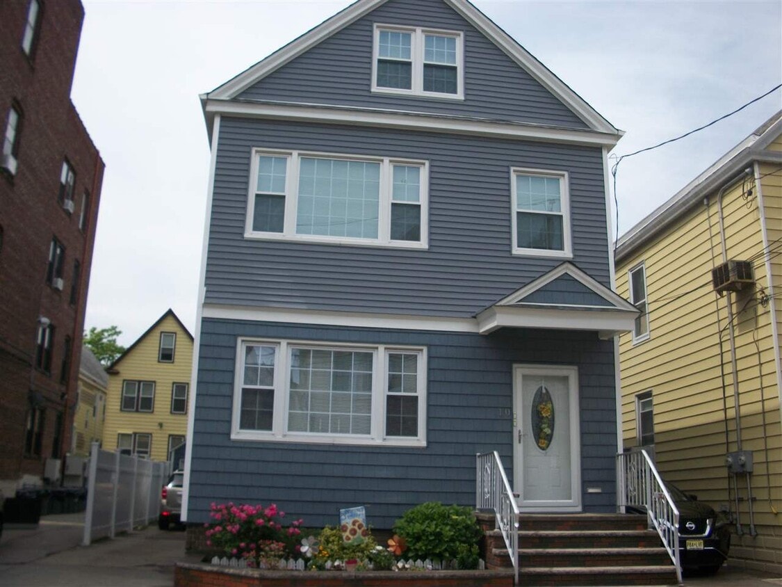 Primary Photo - 10 Newark Bay Ct