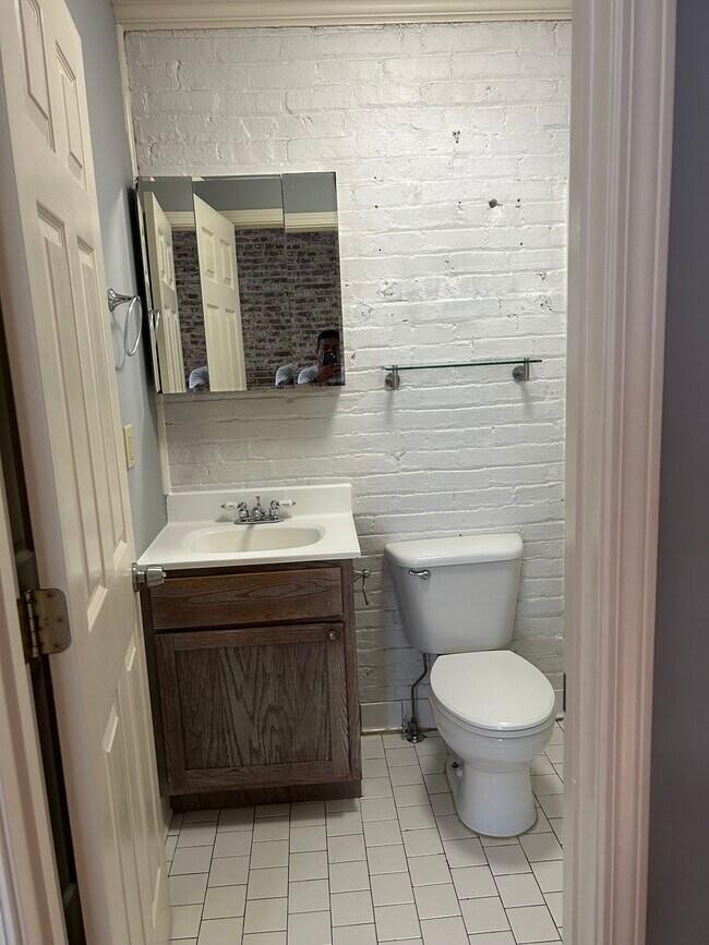 Baño - 505 S Main St