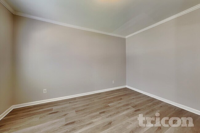 Foto del edificio - 1219 Falls Creek Ct