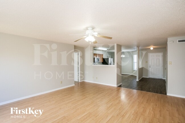 Building Photo - 915 Streamside Dr