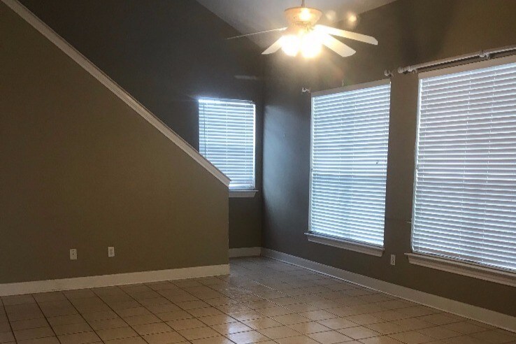Sala de estar - 710 E Boyd Dr