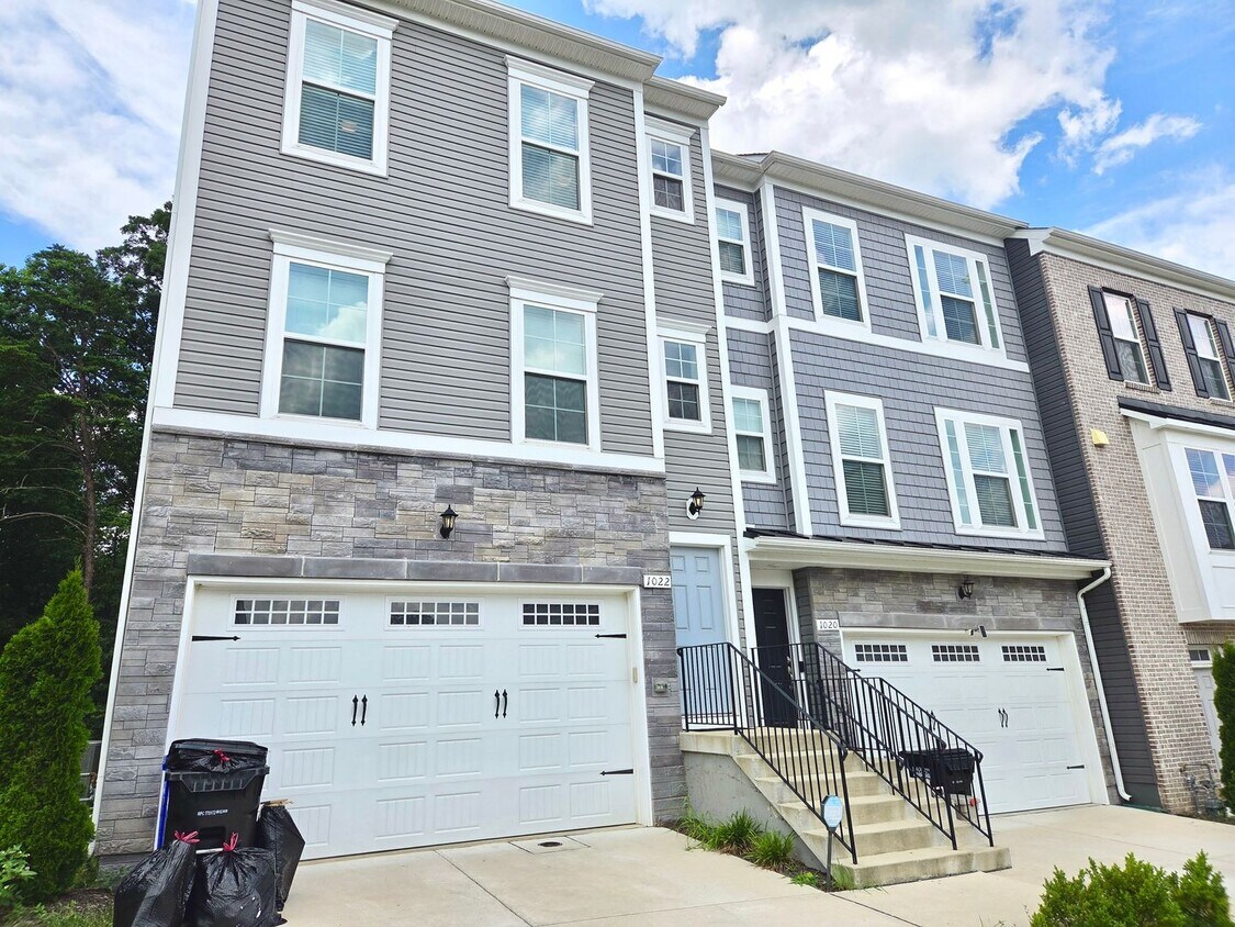 Primary Photo - Beautiful 3 BR/3.5 BA EOG Townhome in Laurel!