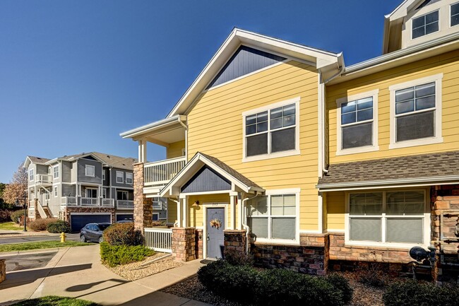 Building Photo - Beautiful Stonegate condo with HUGE garage