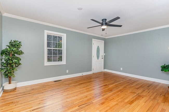 Building Photo - Beautifully Renovated 3-Bedroom Home in Fr...