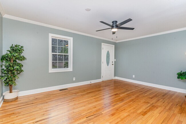 Foto del edificio - Beautifully Renovated 3-Bedroom Home in Fr...