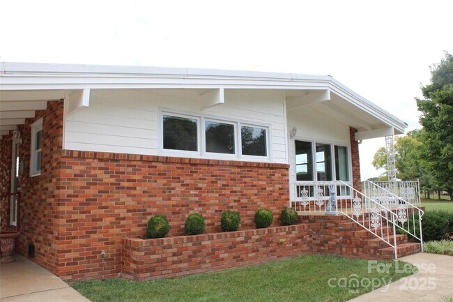 Foto del edificio - 4241 Burton Ln