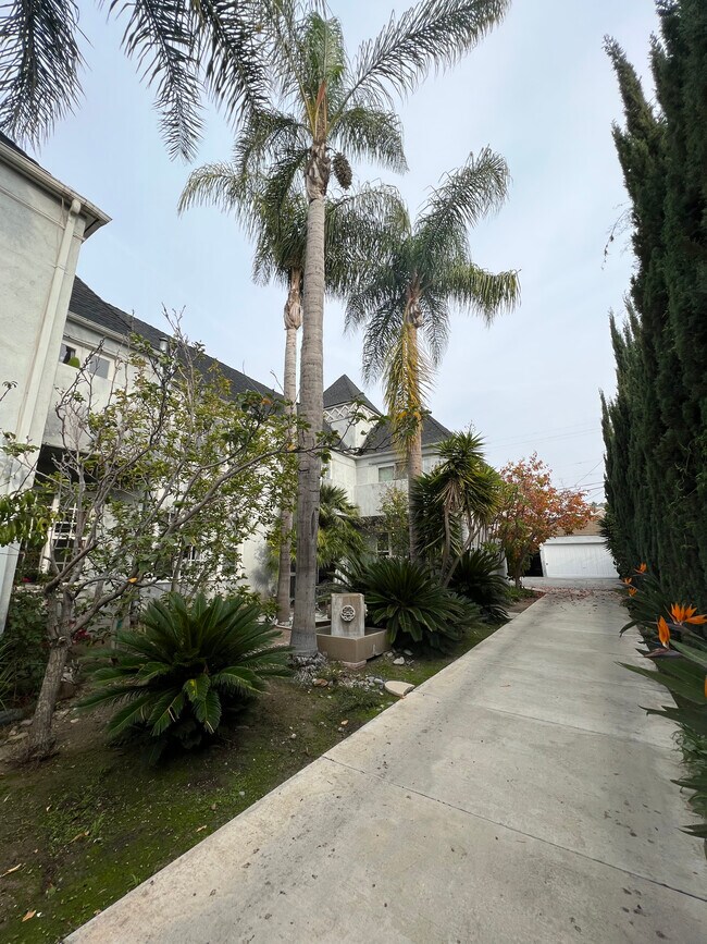 Foto del edificio - 732 S Plymouth Blvd