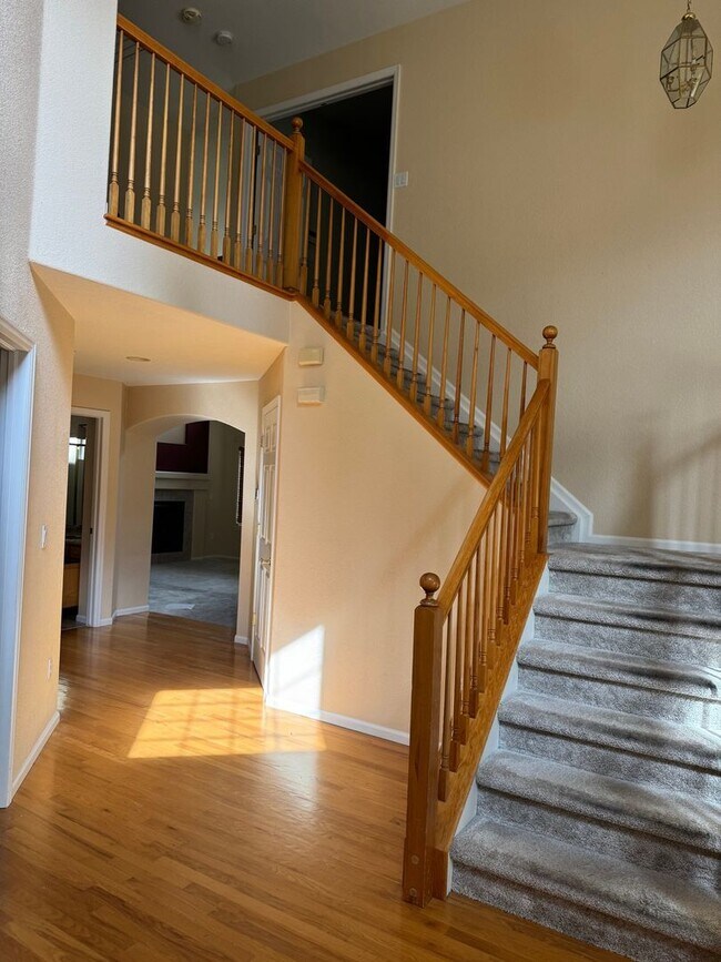 Building Photo - 6070 Deframe Ct