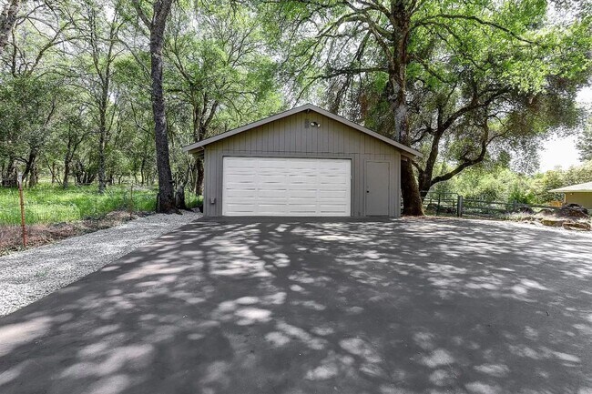 Building Photo - Private 3 Bed 2 Bath With an Office