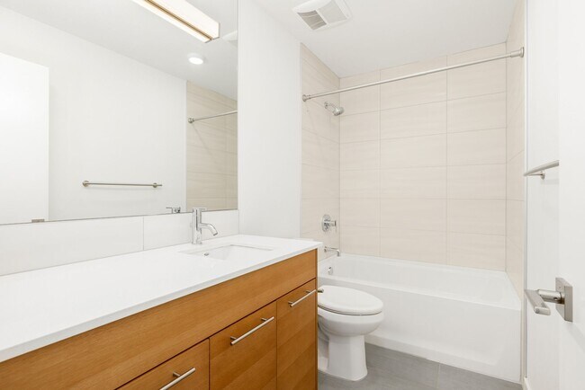 Foto del edificio - 3015C 60th Ave SW