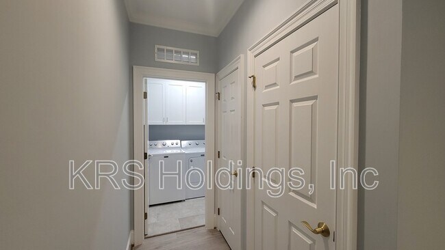 Foto del edificio - 137 Forest Green Dr