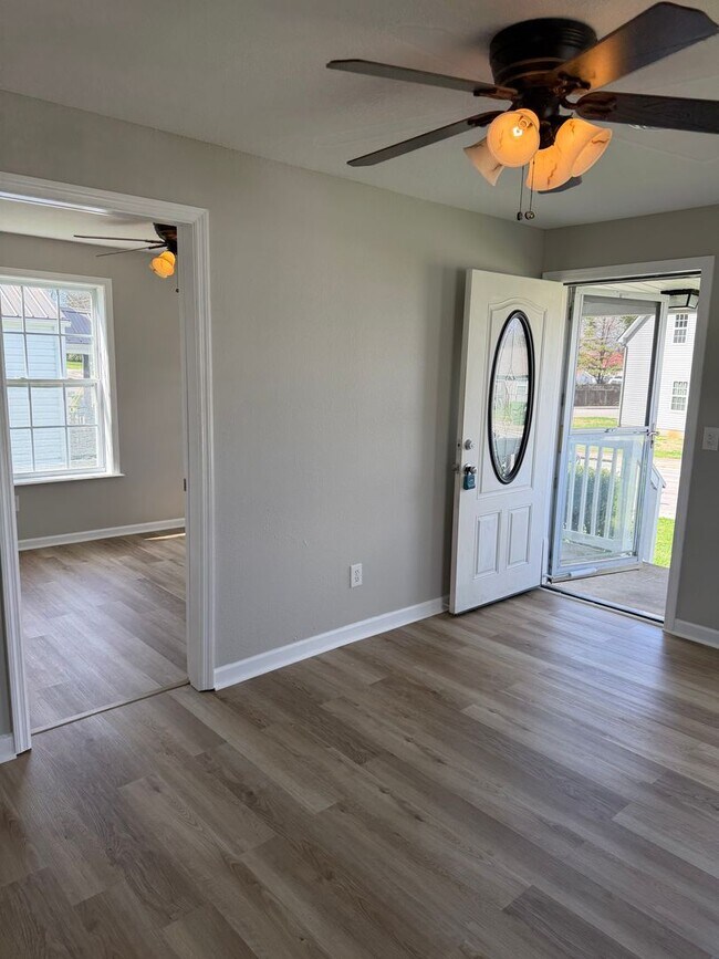 Building Photo - Two bed 1 bath Maryville City Home Available Now