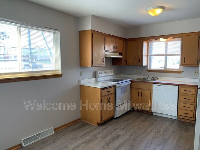Building Photo - 6747A N 75th St