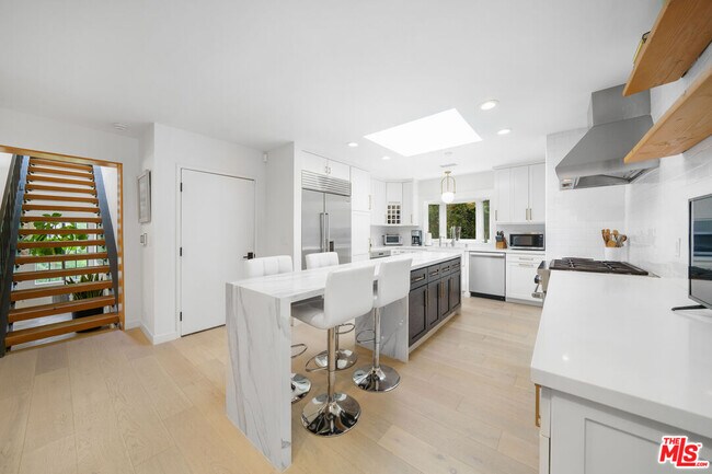 Foto del edificio - 668 Bienveneda Ave