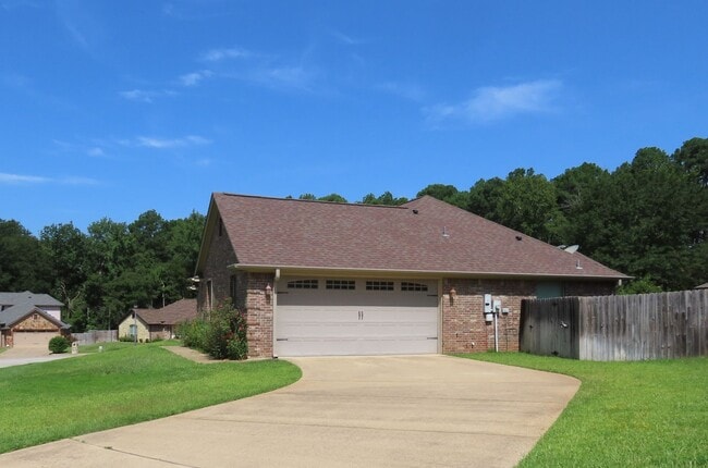 Building Photo - Extraordinary 3 Bedroom, 2 Bath Home in Southeast Tyler! Coming Soon!