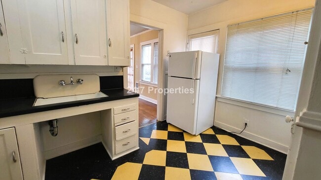 Building Photo - Vintage 1 BD | 1 BA Apartment in the Heart of Hawthorne/Belmont