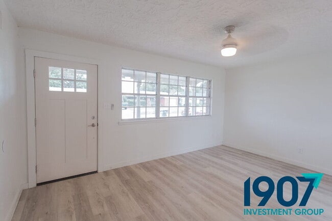 Foto del edificio - Charming Brick Home with Modern Updates and Large Backyard in Norman!