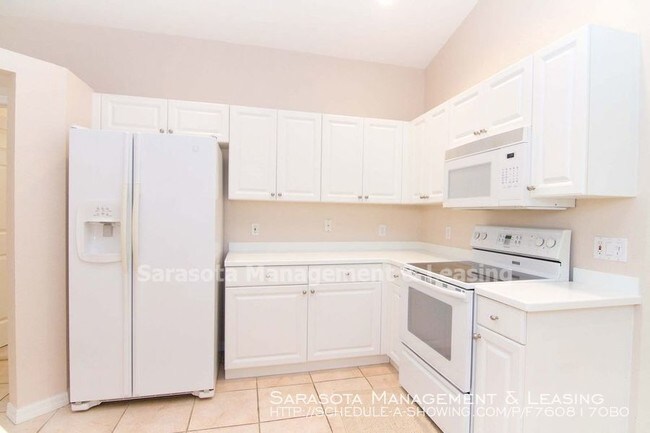 Building Photo - 2 Bedroom 2 Bath Townhome with Den in Tara