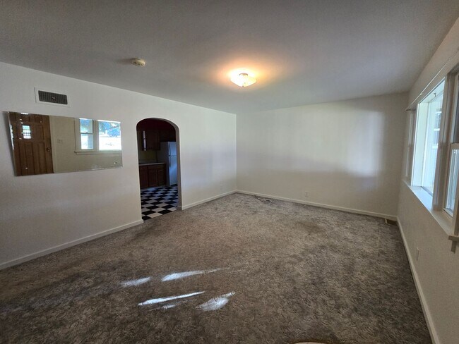 Foto del edificio - 4 bed, 1 bath House with 1 car garage