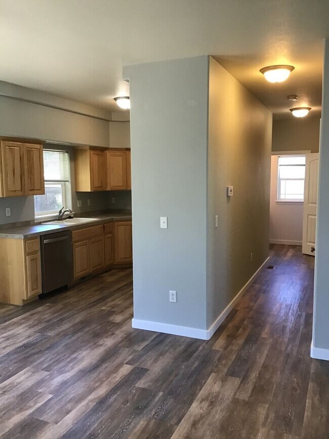 Building Photo - Large Home in NE Redmond