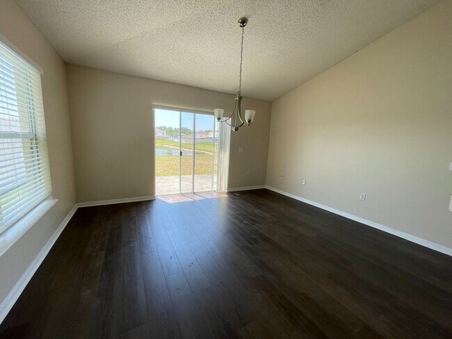 Foto del edificio - Large 4 BR Sanford home - great layout - W...