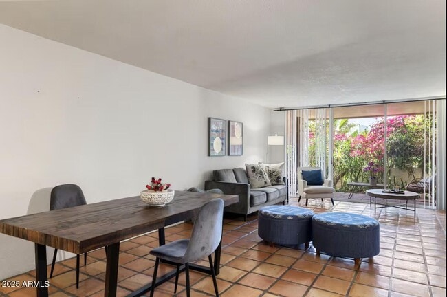 Foto del edificio - 7625 E Camelback Rd