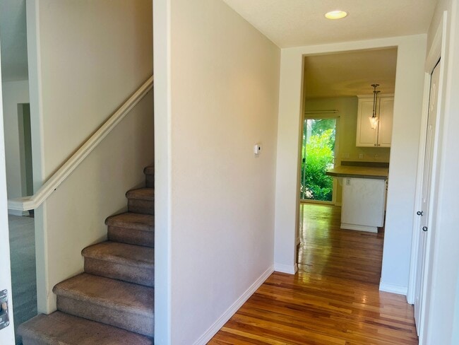 Building Photo - Beautiful Home on a Quiet Street Near Walk...