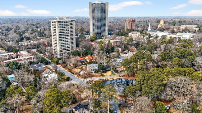 Foto del edificio - 2575 Peachtree Rd NE