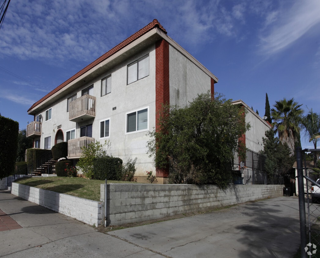 Building Photo - 13227 Vanowen St