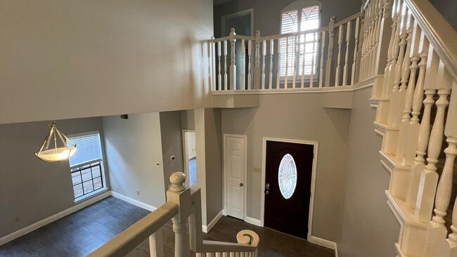 Building Photo - 6990 Oakwood Park