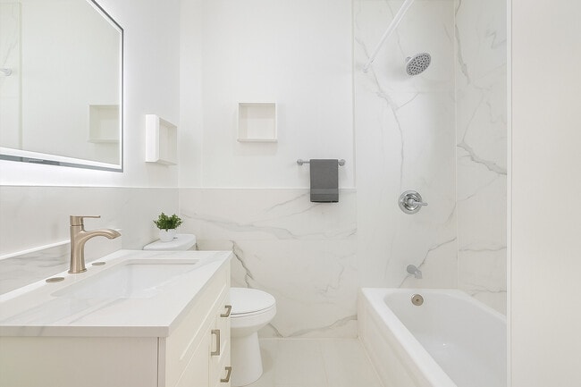 Building Photo - 2617 W Fullerton Ave