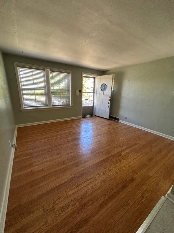 Foto del edificio - 4938 Fyler Ave