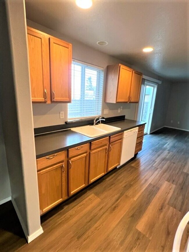 Building Photo - 4 bedroom 2.5 Bath NE Salem OR