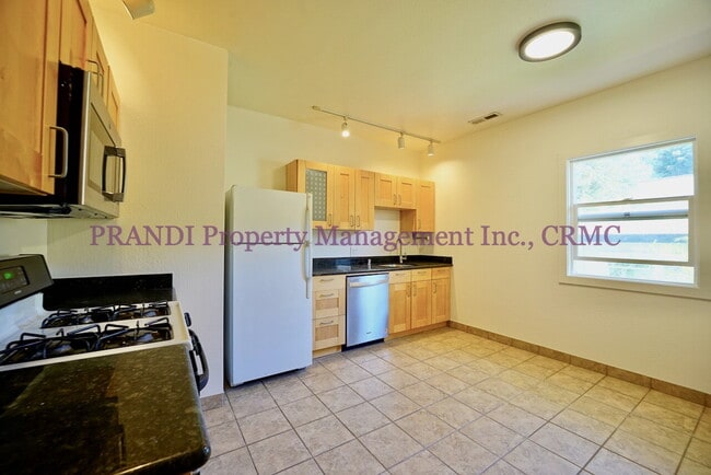 Building Photo - Great Location in This Top Floor Unit in a...
