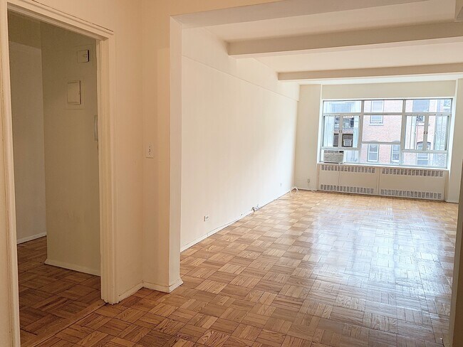 Building Photo - 15 W 84th St