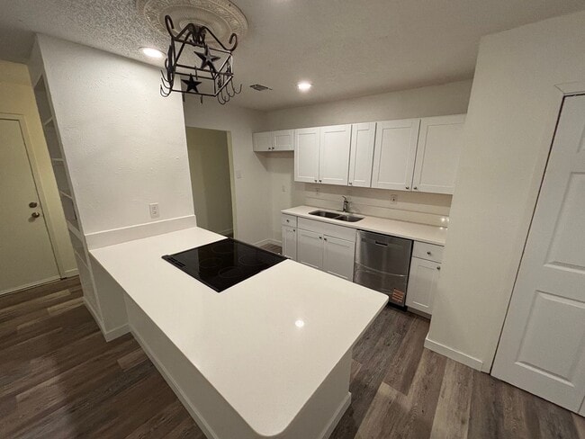 Building Photo - 536 Normandy Ln