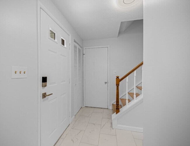 Building Photo - Discover Your Dream Home: Modern Comfort M...