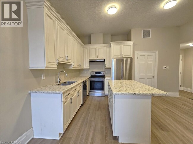 Building Photo - 757 King St E