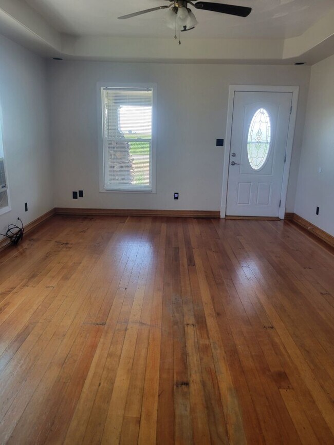 Building Photo - ALL PROSPECTIVE TENANTS MUST SUBMIT A $58 ...