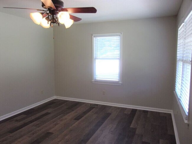 Building Photo - Off McConnells Hwy 3 Bedroom 1 Bath Brick ...