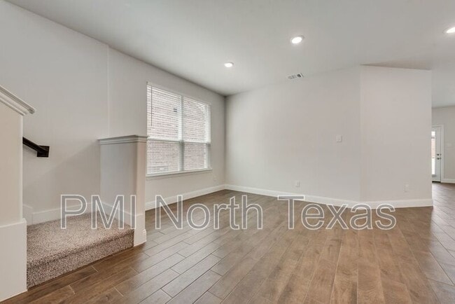 Building Photo - 3014 Isla Ter