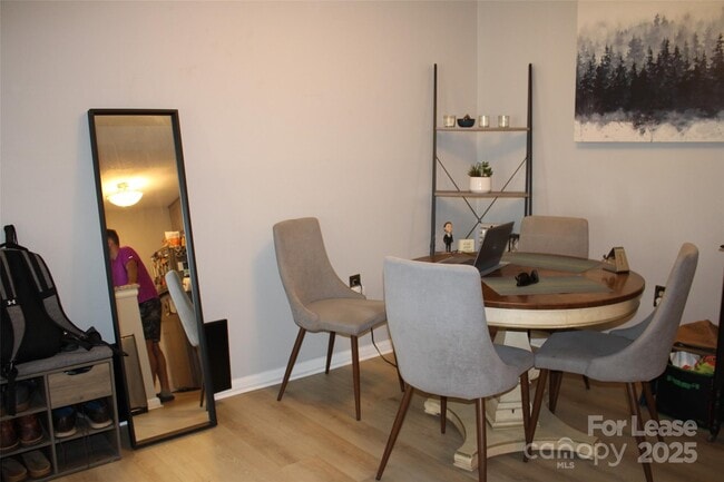 Foto del edificio - 427 W 8th St