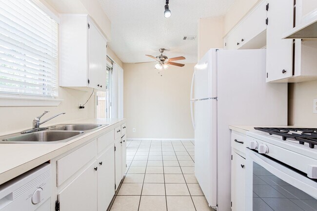 Building Photo - 3004 Pecan Springs Rd