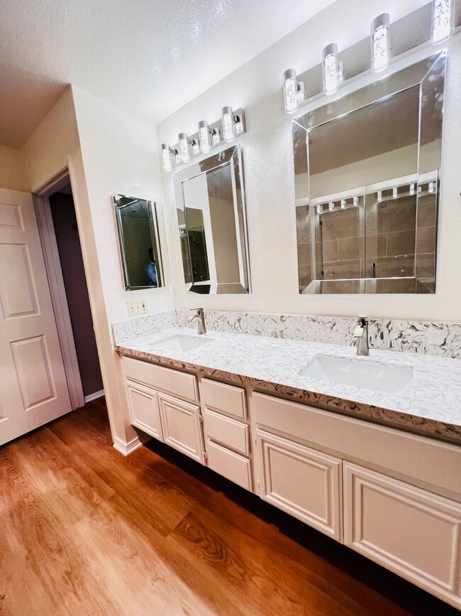 Building Photo - Beautiful remodeled 1 Bed one Bath in  Nor...