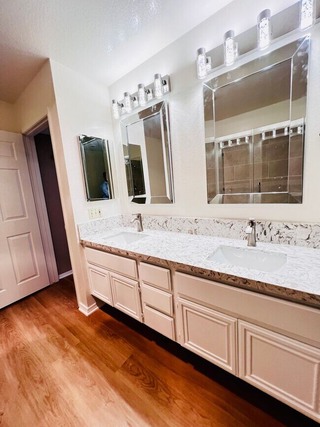 Foto del edificio - Beautiful remodeled 1 Bed one Bath in  Nor...