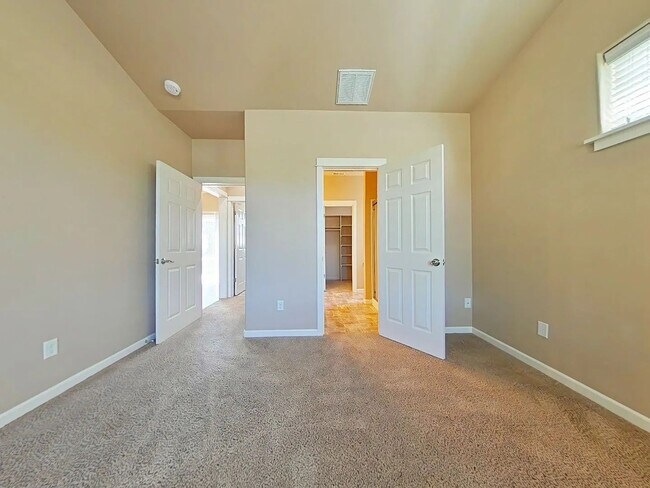 Building Photo - Luxurious Duplex in Corvallis