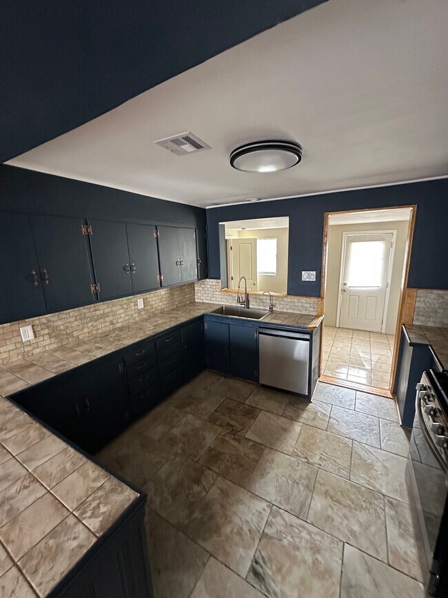 Building Photo - 2422 SW Jefferson Ave