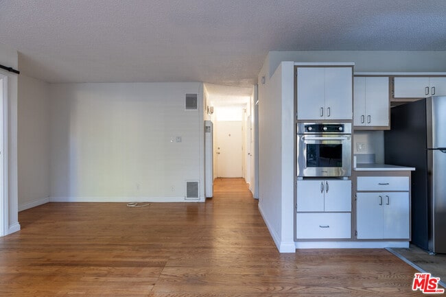 Building Photo - 11131 Rose Ave