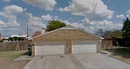 Building Photo - 545 Canary Ln